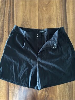 stradivarius Black Flat-Front Men's Shorts